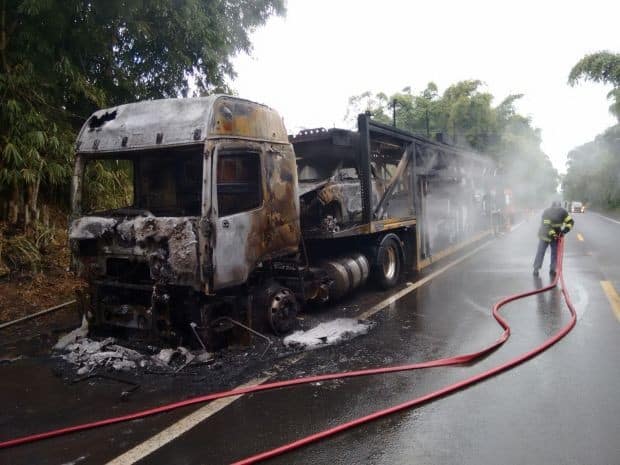 Fogo atingiu pelo menos três carros. (Foto: Divulgação / Corpo de Bombeiros)