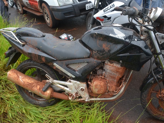 Homens tentaram fugir em uma moto pela rodovia (Foto: Manoel Moreno/ i7 Notícias)