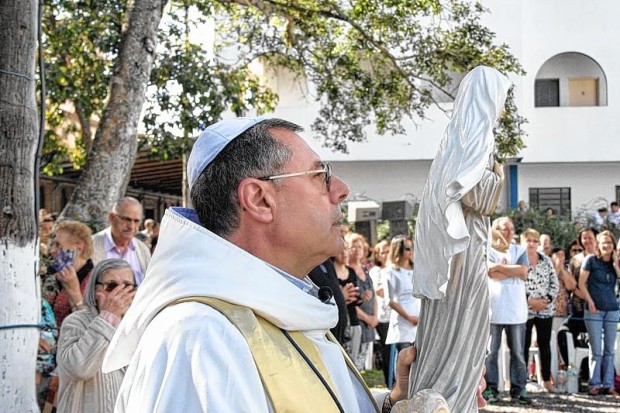 Missa de cura, celebrada por padre Eugenio, ocorre todo primeiro domingo de cada mês (FOTO: DIVULGAÃ‡ÃƒO)