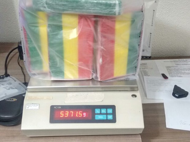Pasta base de cocaína estava em uma mala (Foto: Divulgação/ Polícia Rodoviária (TOR))