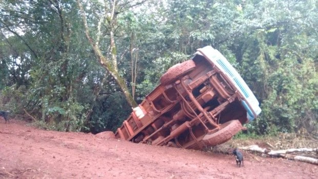 Lama e má estado da ponte pode ter sido a causa do acident (Foto: José Clóvis Zambito/Jornal Atenção)