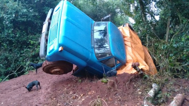 Lama e má estado da ponte pode ter sido a causa do acident (Foto: José Clóvis Zambito/Jornal Atenção)
