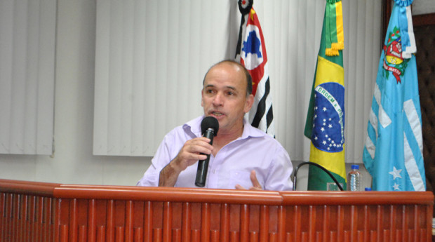 O Vereador depois de analisar a possibilidade, encaminhou ao setor municipal responsável (Foto: Câmara Municipal)