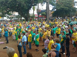 Manifestantes cantaram o Hino Nacional em Ourinhos (Foto: Fernanda Ubaid/ TV TEM)