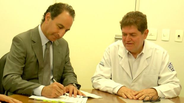 Paulo Chapchap, CEO do Hospital Sírio-Libanês, e o doutor Roberto Queiroz Padilha, superintendente do IEP, assinam convênio (Foto: Divulgação)