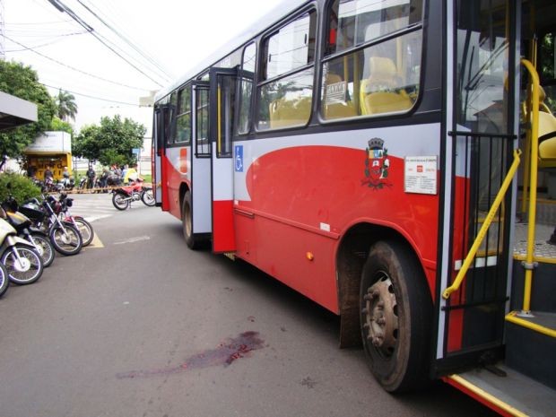 Mulher atravessou fora da faixa de pedestre (Foto: Gabriel Tedde / Marília Notícias)