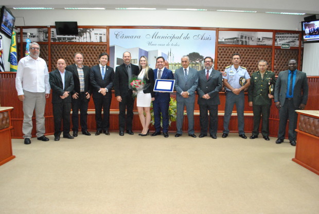 Autoridades, família, convidados e vereadores estiveram presentes para as homenagens (Foto: Divulgação)