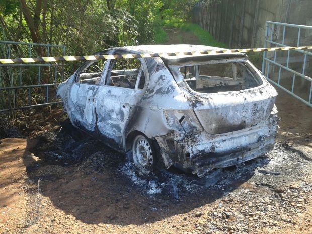Carro foi encontrado carbonizado (Foto: Coisas que só acontecem em Jaú / Divulgação)