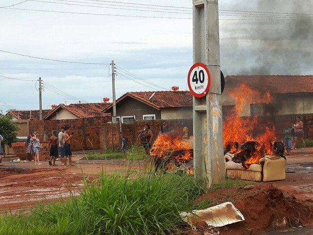 Moradores colocaram fogo em móveis usados (Foto: José Rubens Antoniazzi/ Arquivo pessoal )