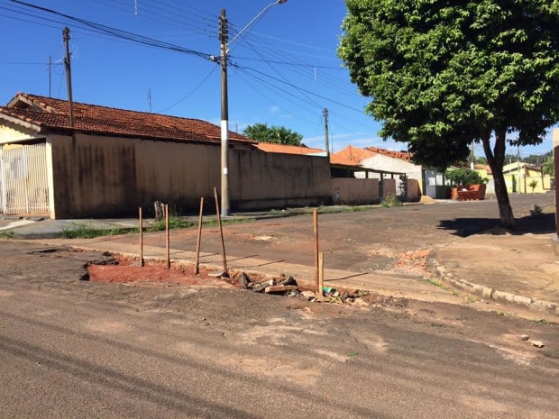 Madeiras foram colocadas em buraco na Rua Londrina (Foto: Reprodução/Facebook/Claudio Costa)
