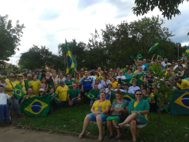 Manifestação em Paraguaçu reuniu 300 pessoas (Foto: Denise Moreira)