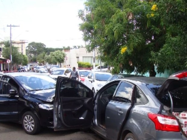 Motorista em carro com cigarros fugiu da polícia e causou acidente (Foto: Divulgação / Visão Notícias)