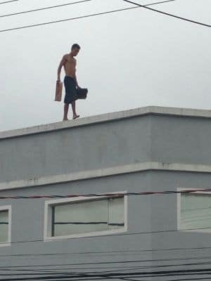 Suspeito andou pelos telhados das lojas no centro (Foto: Eduardo Meira/ 4Notícias)