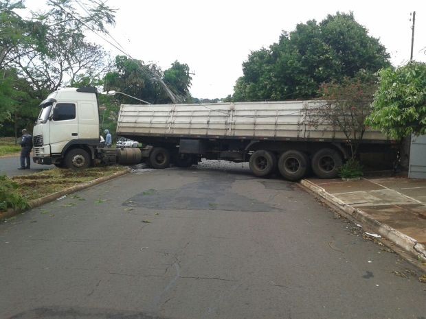 Caminhão ficou atravessada na avenida (Foto: Sidney Fernandes/Divulgação)
