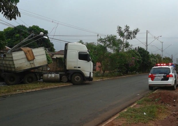 Caminhão atingiu casa e sem seguida o poste (Foto: Sidney Fernandes/Divulgação)