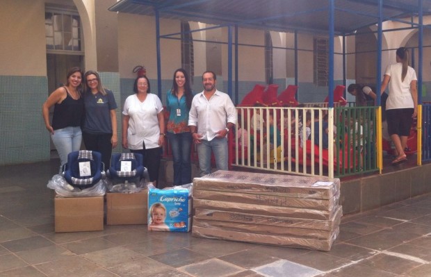 Da esq para dir: Elaine Bispo (corretora de seguros), Saionaria Vieira (coord. da Casa da Menina), Maria Guedes Vasiulies (funcionária da Casa da Menina) e Jobel Cândido Venceslau Júnior (diretor da Regional Assis do Sincor-SP) (Foto: Divulgação)