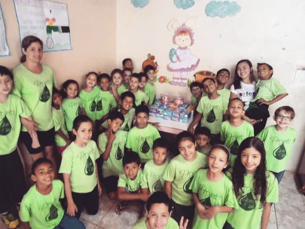Crianças do projeto Gota Verde, em Palmital, recebem caixa de bombom