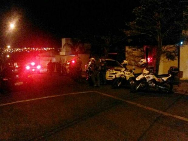 Vítima foi abordada por dois criminosos quando chegava em casa (Foto: Marília Notícia/Divulgação)