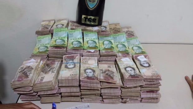 PM encontrou cerca de 1,6 milhões de bolívares em veículo abordado (Foto: Divulgação/Polícia Militar Rodoviária)