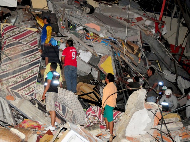 Equipe de resgate busca sobreviventes em escombros na cidade de Manta (Foto: Paul Ochoa/Reuters)