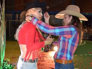 Transexual recebeu a faixa da ex-rainha (Foto: Diana Victoria Paes/Arquivo Pessoal