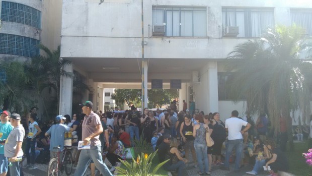 Servidores protestam em frente à Prefeitura Municipal em Assis (Foto: Cássio Cardoso)