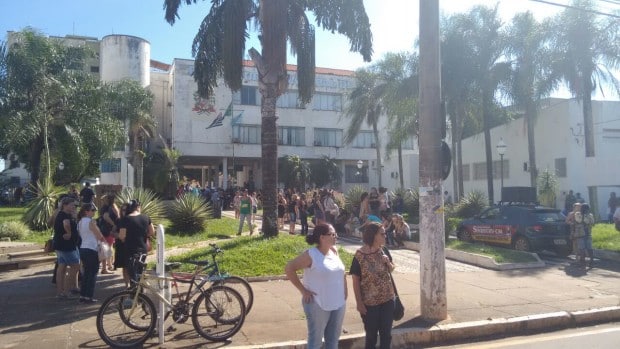 Servidores protestam em frente à Prefeitura Municipal em Assis (Foto: Cássio Cardoso)
