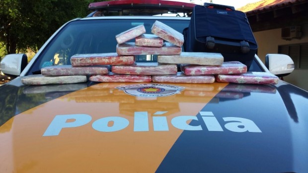 Droga estava no fundo falso de uma mala que pertencia à menor (Foto: Cedida/Polícia Militar Rodoviária)