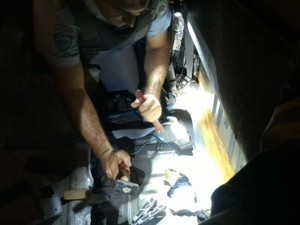 Droga foi encontrada em fundo falso sob o banco traseiro (Foto: TOR/Divulgação)