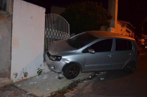 Motorista perdeu controle do veículo e atingiu portão (Foto: Tupã Notícias/Divulgação)