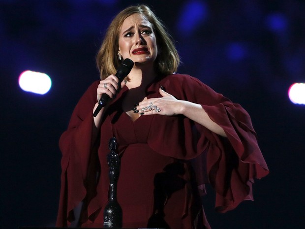 Adele chora ao receber o prêmio especial Ãcone Global no Brit Awards 2016 (Foto: REUTERS/Stefan Wermuth)
