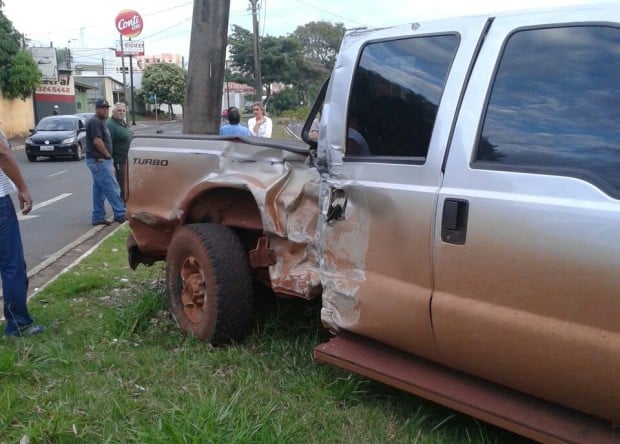 Com impacto caminhonete colidiu com poste (Foto: Sidney Fernandes)