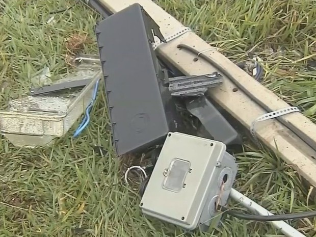 Veículo destruiu a estrutura do radar que fiscaliza a velocidade (Foto: Reprodução / TV TEM)