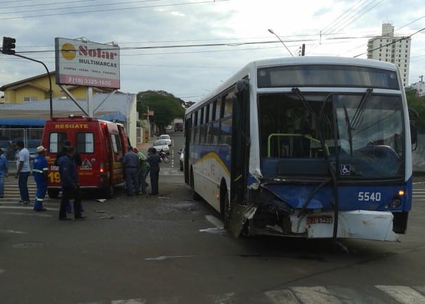 Acidente foi no cruzamento da Avenida Otto Ribeiro com a Rua Padre David (Foto: Sidney Fernandes)