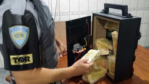 Total chega a R$ 60 mil em notas falsas (Foto: Divulgação/Polícia Militar Rodoviária)
