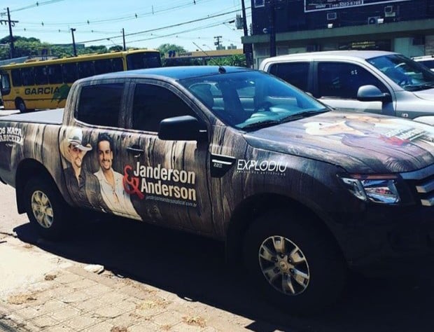 Cantores divulgaram o assalto em Nova Serrana no Facebook (Foto: Reprodução/Facebook)