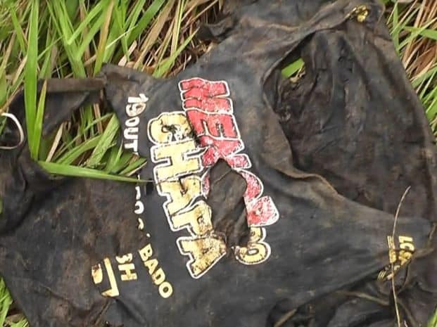 Camiseta foi encontrada ao lado do corpo (Foto: Fábio Conti/TV Sol/Divulgação)