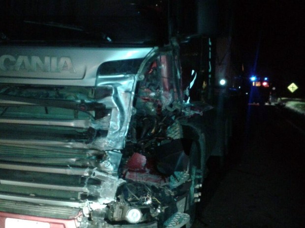 Carreta que colidiu de frente com o carro do cantor Renan Ribeiro (Foto: Reprodução EPTV)