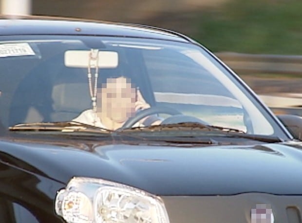 Dirigir usando o celular passará de infração média para gravíssima (Foto: Reprodução/TV Tem)