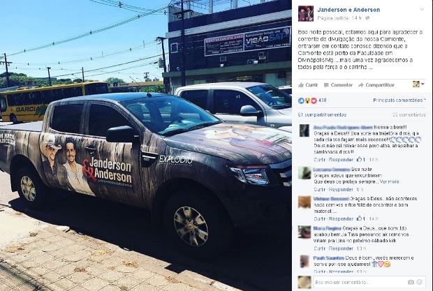 Cantores divulgaram o assalto em Nova Serrana no Facebook (Foto: Reprodução/Facebook)