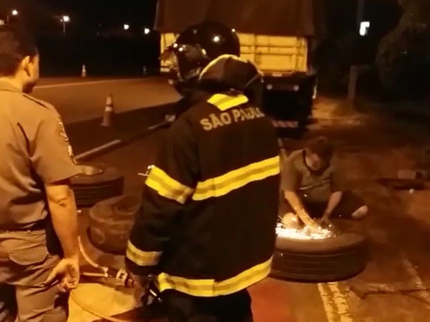 Bombeiros foram acionados para retirar droga dos pneus (Foto: Diego Pereira/ Mais Tupã)
