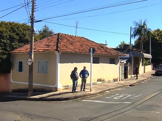 Mulher foi encontrada morta deitada em cadeira de praia (Foto: Reprodução / TV TEM)