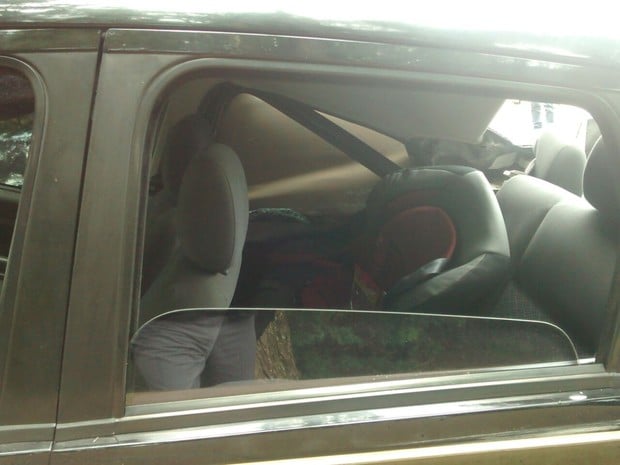 Criança estava na cadeirinha no banco de trás do veículo (Foto: Polícia Militar/ Divulgação)