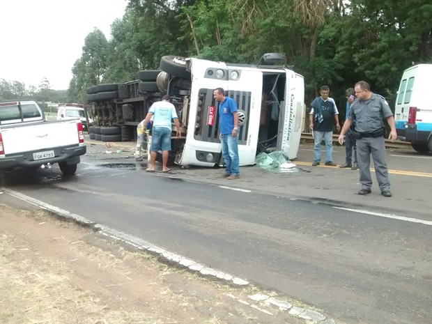 Caminhoneiro teve ferimentos leves no acidente (Foto: Polícia Militar/ Divulgação)