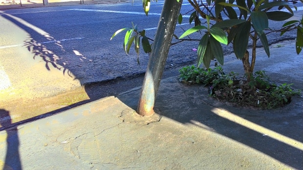 Pórtico na Vila Prudenciana oferece risco à pedestres e veículos (Foto: Marcos Diniz)