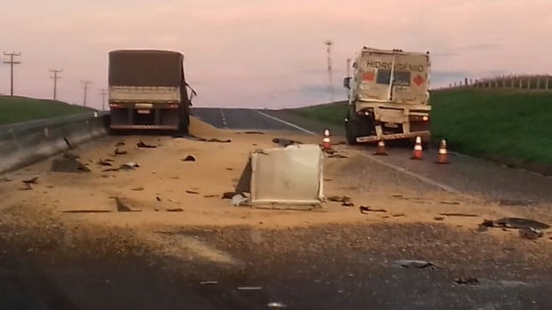 Carga de soja ficou espalhada pela pista (Foto: Polícia Rodoviária/Divulgação)