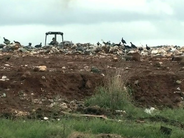 Aterro de Santa Cruz e Ourinhos são considerados inadequados pela Cetesb (Foto: Reprodução / TV TEM)