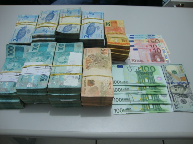 Foram apreendidos reais, dólares e euros durante a operação (Foto: Polícia Civil/ Divulgação)
