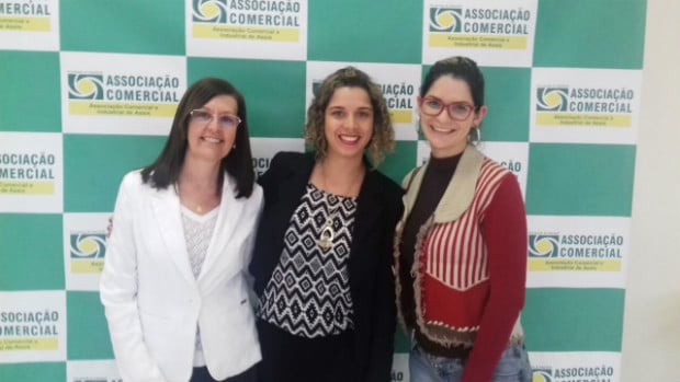 Consumidora Maria Cristina Brisolla Polatto, gerente da ACIA, Gheisa Alexandre (meio) e a consumidora Isabella Medeiros Ribeiro (Foto: Divulgação)