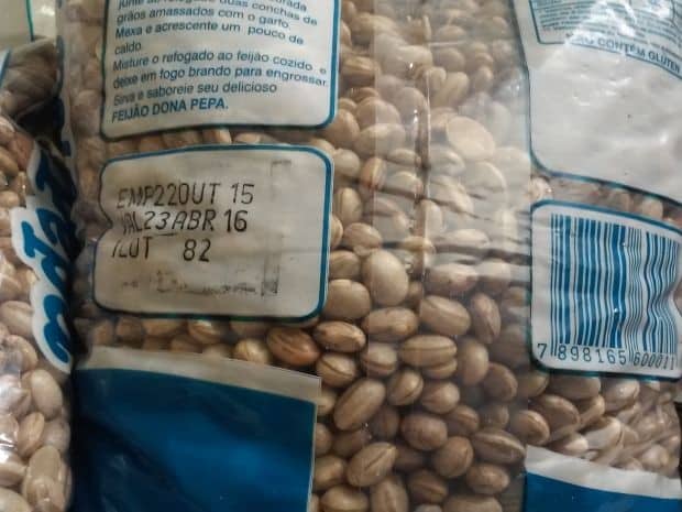 Alimentos vencidos foram flagrados em escola de Macatuba (Foto: TCE Regional Bauru/Divulgação)